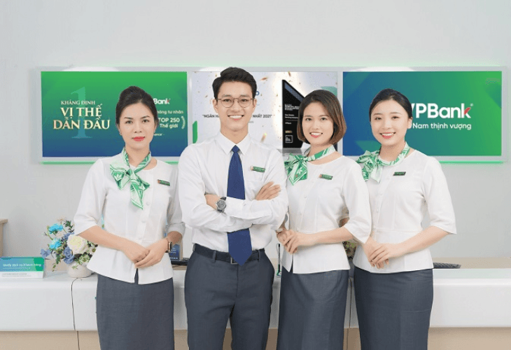 Áo sơ mi đồng phục phối cùng chân váy chữ A là lựa chọn phổ biến