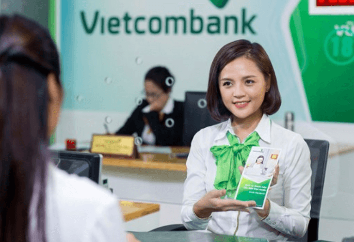 Áo sơ mi đồng phục phối cùng nơ tăng sự duyên dáng và nữ tính