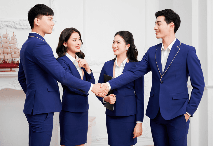 Áo sơ mi đồng phục phối áo vest giúp bạn đáng tin cậy hơn