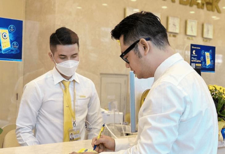 Cà vạt là phụ kiển phổ biến khi phối với áo sơ mi đồng phục