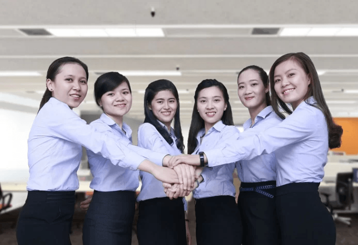 Áo sơ mi đồng phục dễ mặc, phù hợp với nhiều dáng người