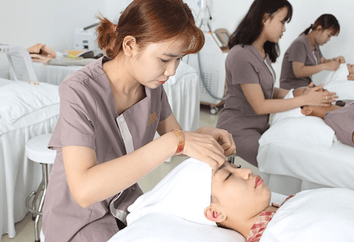 Áo đồng phục spa tạo sự hứng thú làm việc cho nhân viên