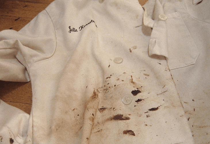 Đối với những vết bẩn cứng đầu trên áo đồng phục, bạn nên sử dụng các loại chất tẩy rửa chuyên dụng