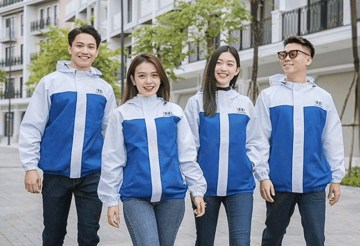 Áo khoác gió là loại áo đồng phục được sử dụng phổ biến