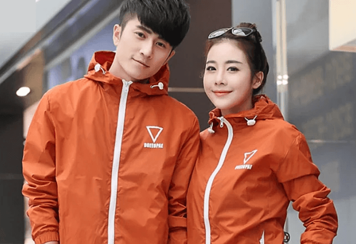 In logo lên áo đồng phục để thể hiện hình ảnh thương hiệu của bạn