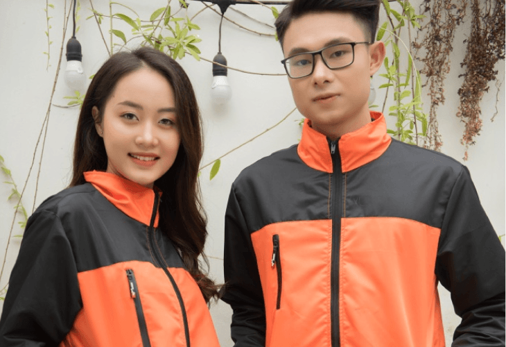 Áo khoác đồng phục nên đồng bộ với bộ nhận diện