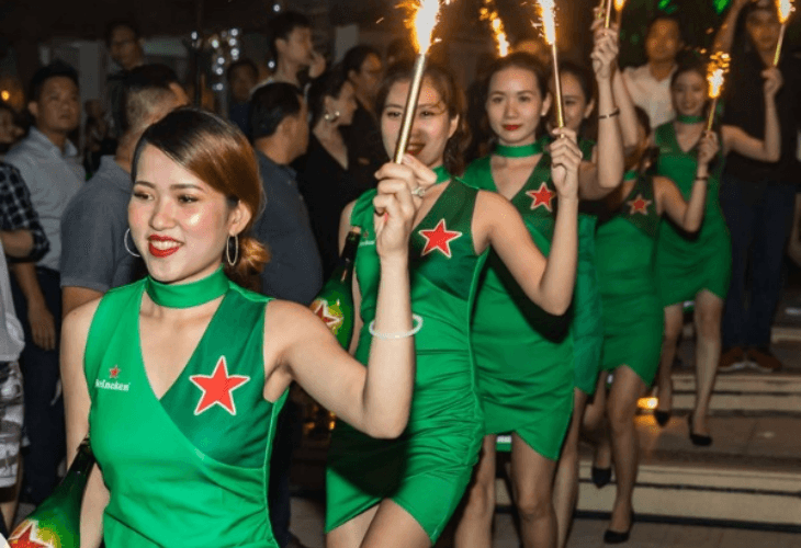 Áo đồng phục PG Heineken có form dáng tôn vóc dáng người mặc