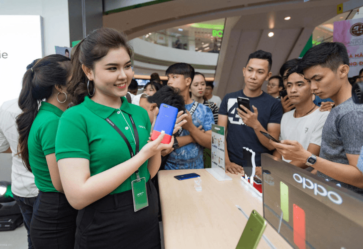 Áo đồng phục PG Oppo có kiểu dáng áo polo đơn giản