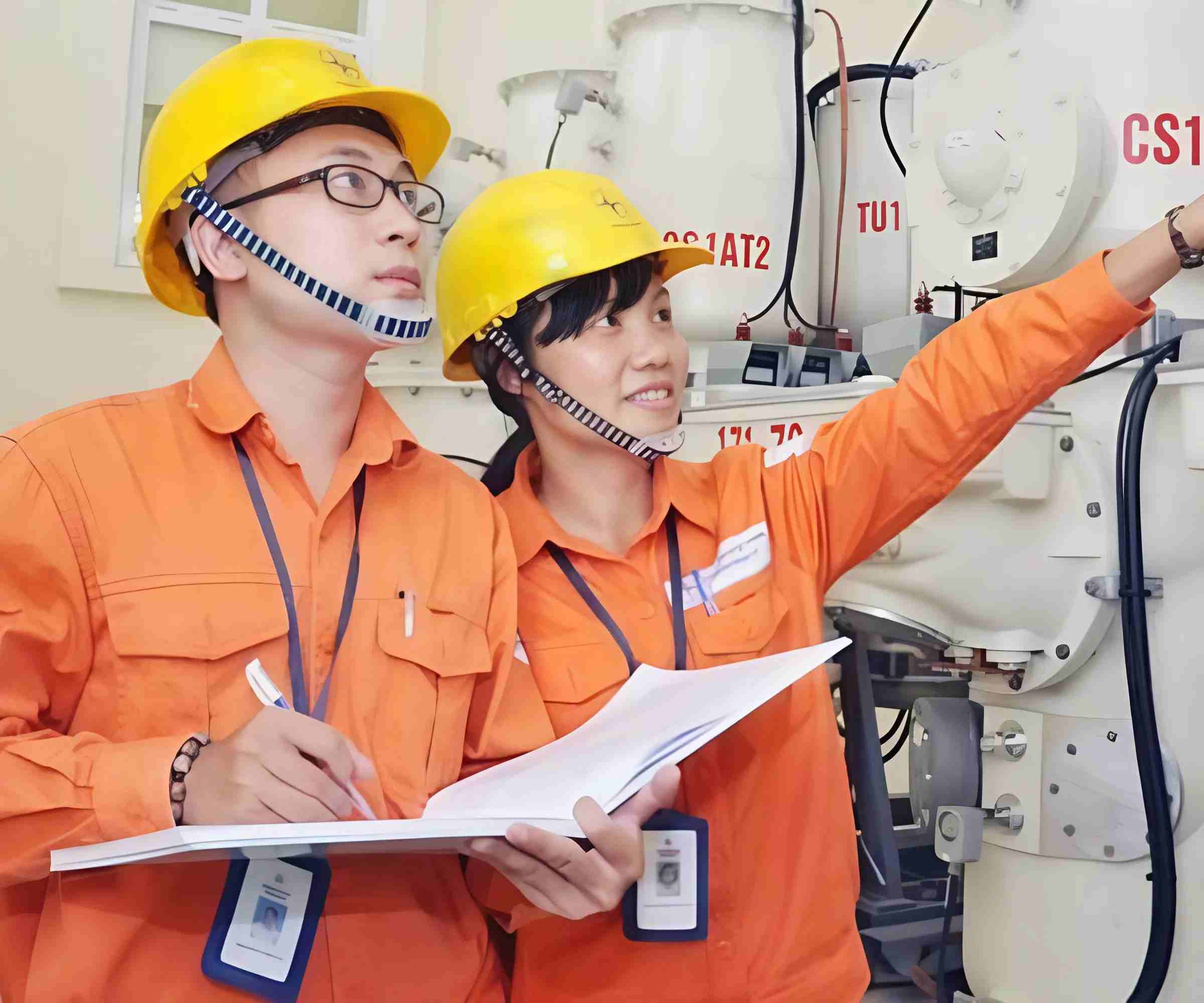 Áo đồng phục EVN có màu cam đặc trưng