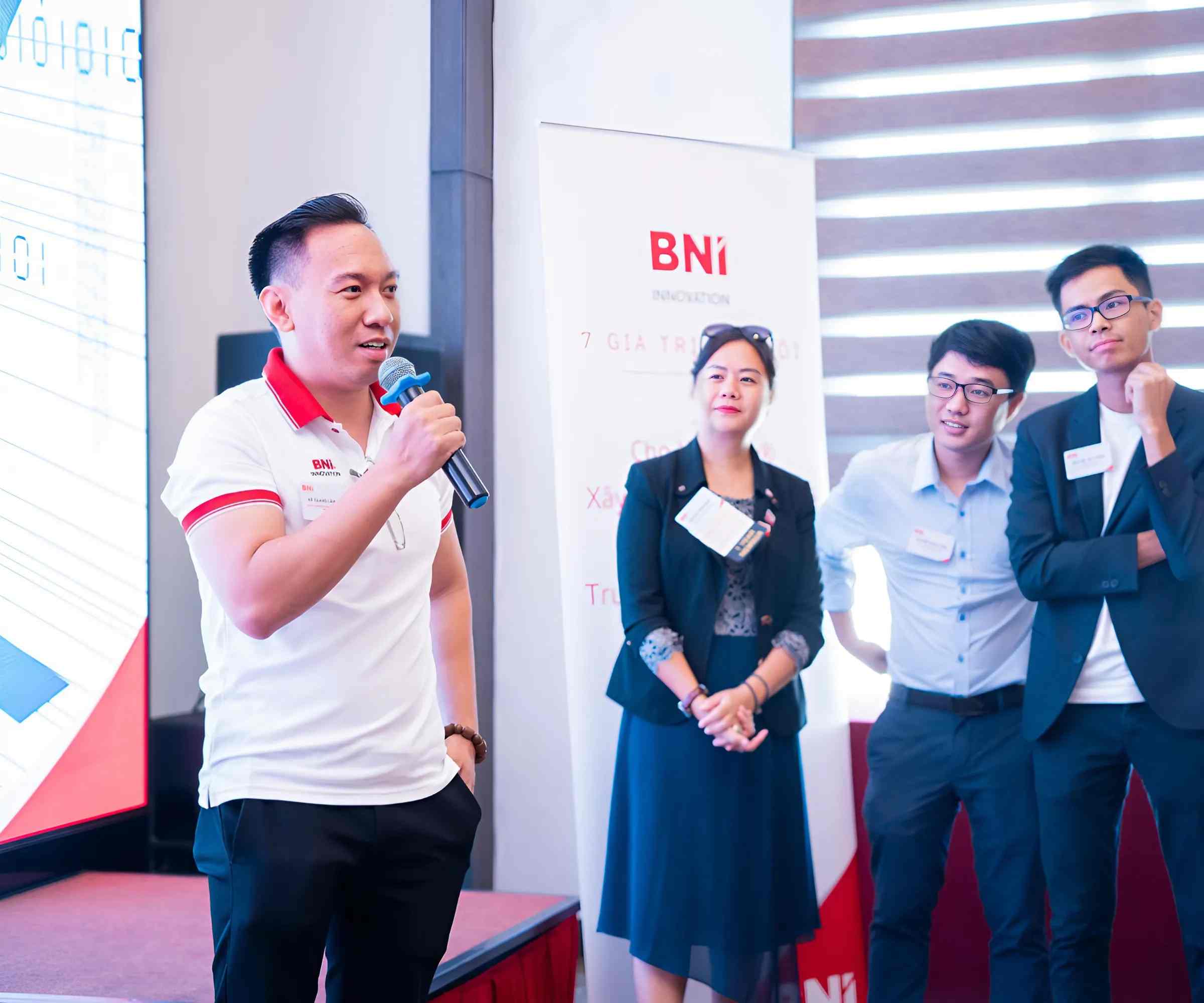 Đồng phục may sẵn giúp doanh nghiệp tiết kiệm chi phí