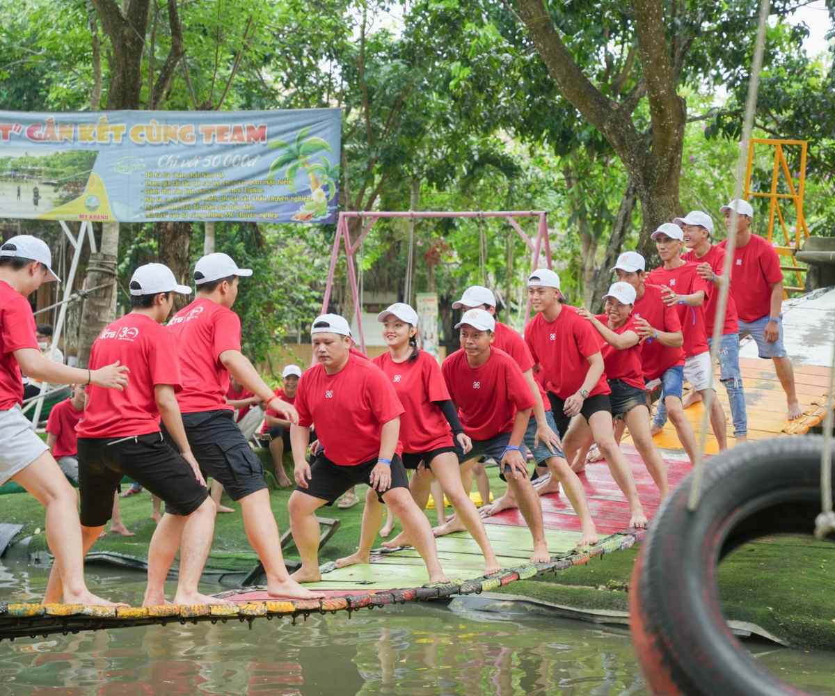 Hình ảnh khách hàng diện áo đồng phục của Nhất Khoa tham gia hoạt động bonding