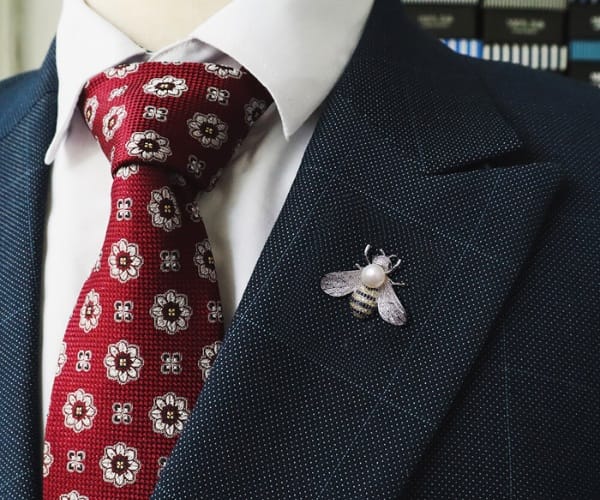 Kết hợp phụ kiện khi diện đồng phục vest nam là lựa chọn tốt