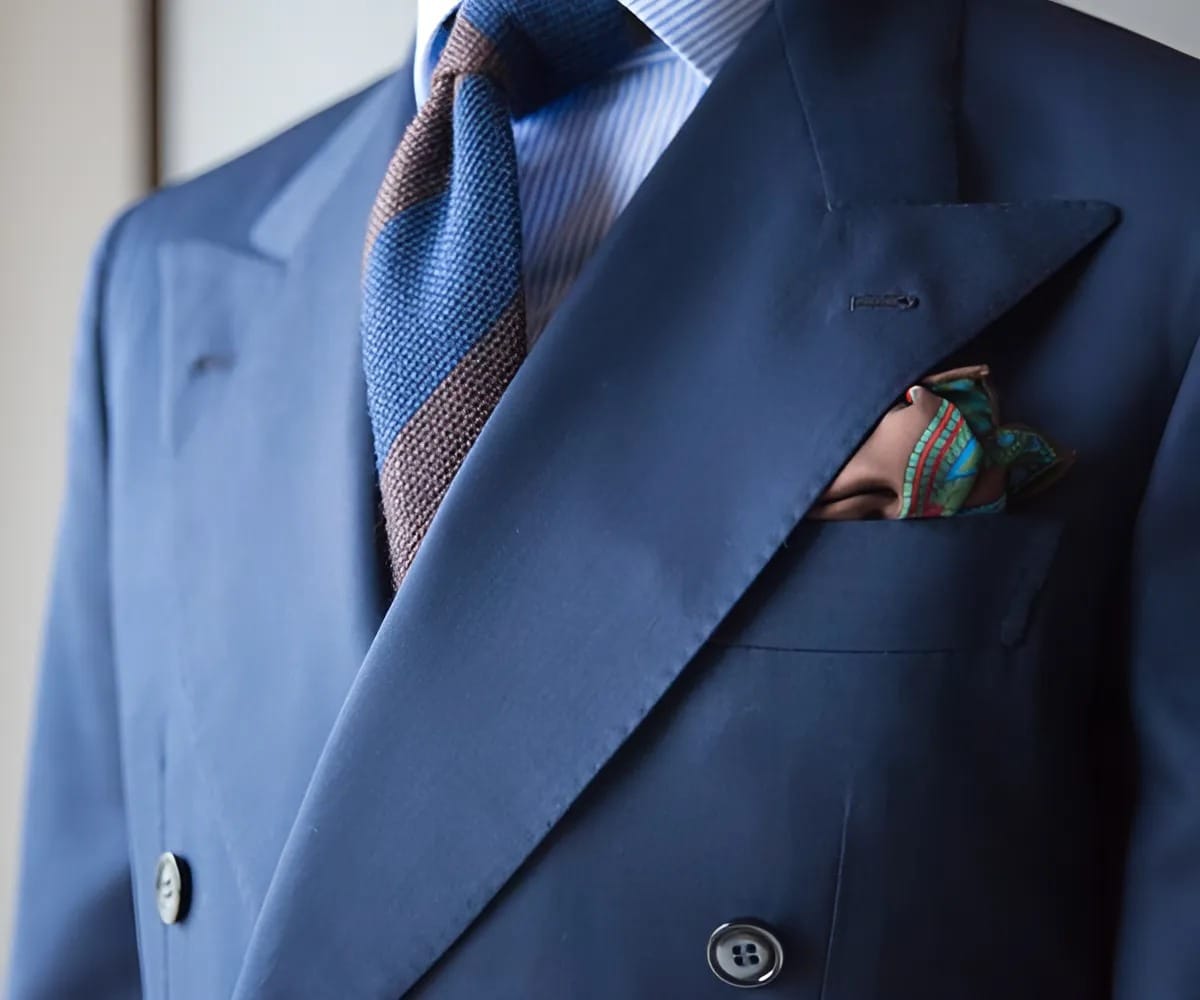 Phụ kiện cũng được nhiều quý ông lựa chọn khi diện đồng phục vest nam