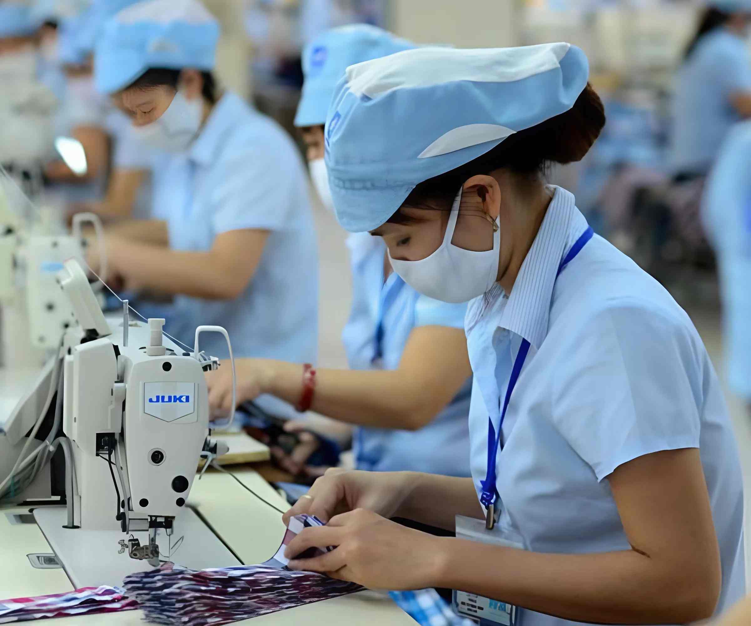Đồng phục công nhân may mắc có màu sắc hài hòa, chất liệu thoáng mát