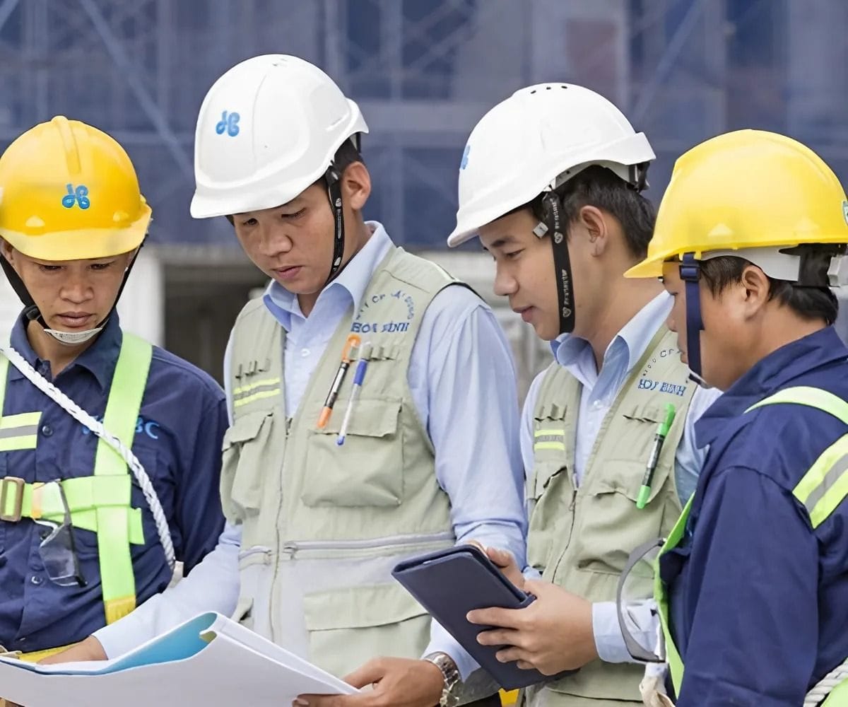 Hình ảnh, logo công ty trên đồng phục công nhân giúp tăng tính nhận diện