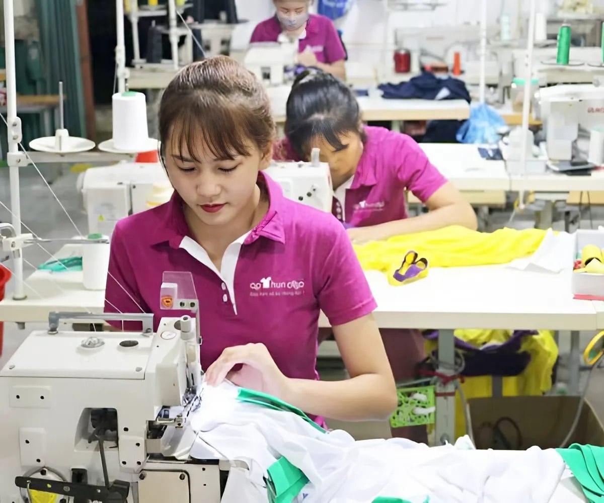 Đồng phục công nhân dạng áo thun polo đồng phục là lựa chọn phổ biến