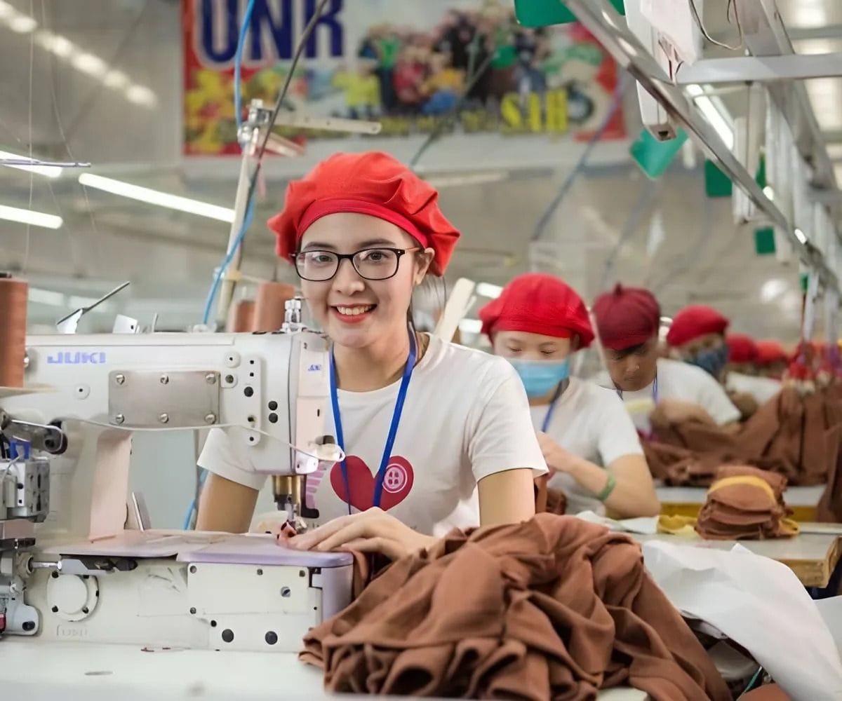 Áo thun cổ tròn cũng là kiểu áo đồng phục công nhân được ưa chuộng