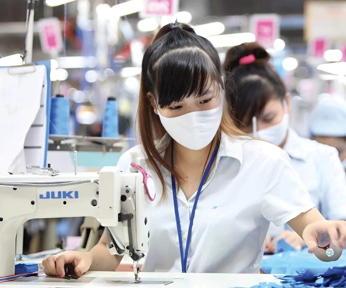 Sơ mi ngắn tay phù hợp cho đồng phục công nhân ngành may mặc