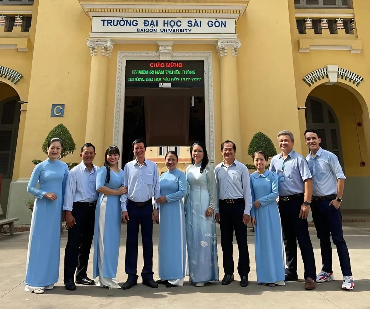 Áo dài đồng phục SGU thể hiện sự duyên dáng, đằm thắm