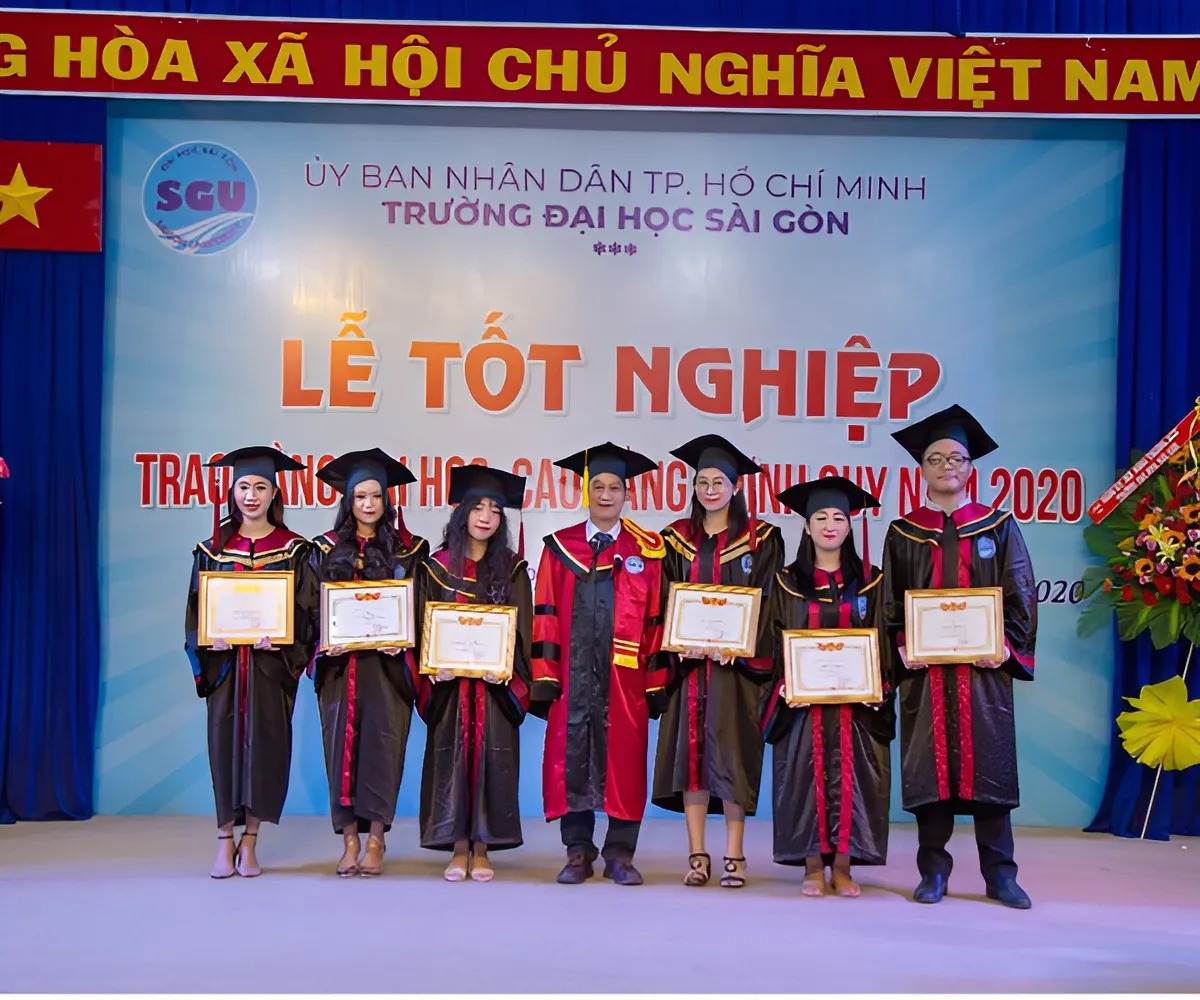Áo tốt nghiệp của trường mang đến sự tự hào và niềm phấn khởi