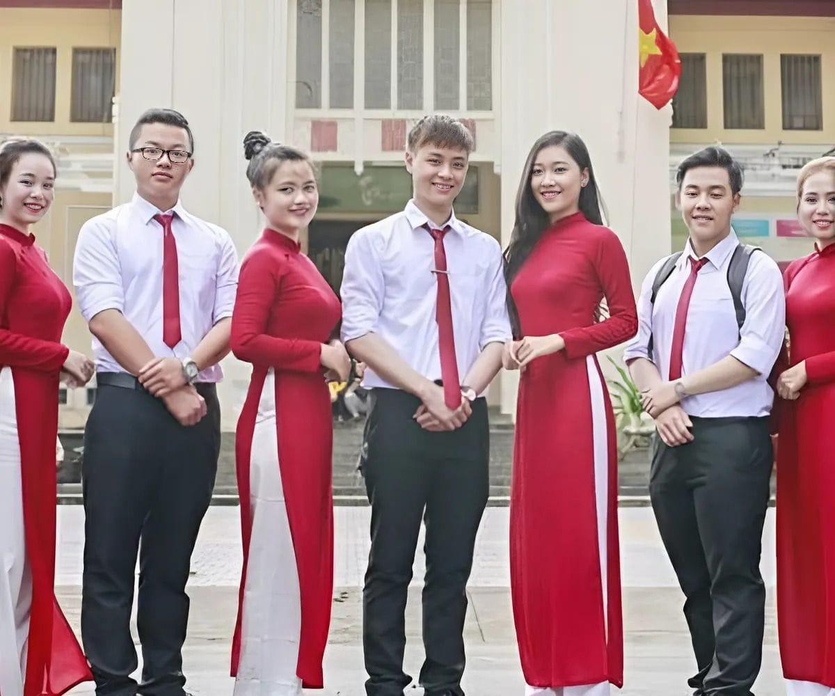 Áo dài đồng phục Nguyễn Tất Thành nền nã, đằm thắm