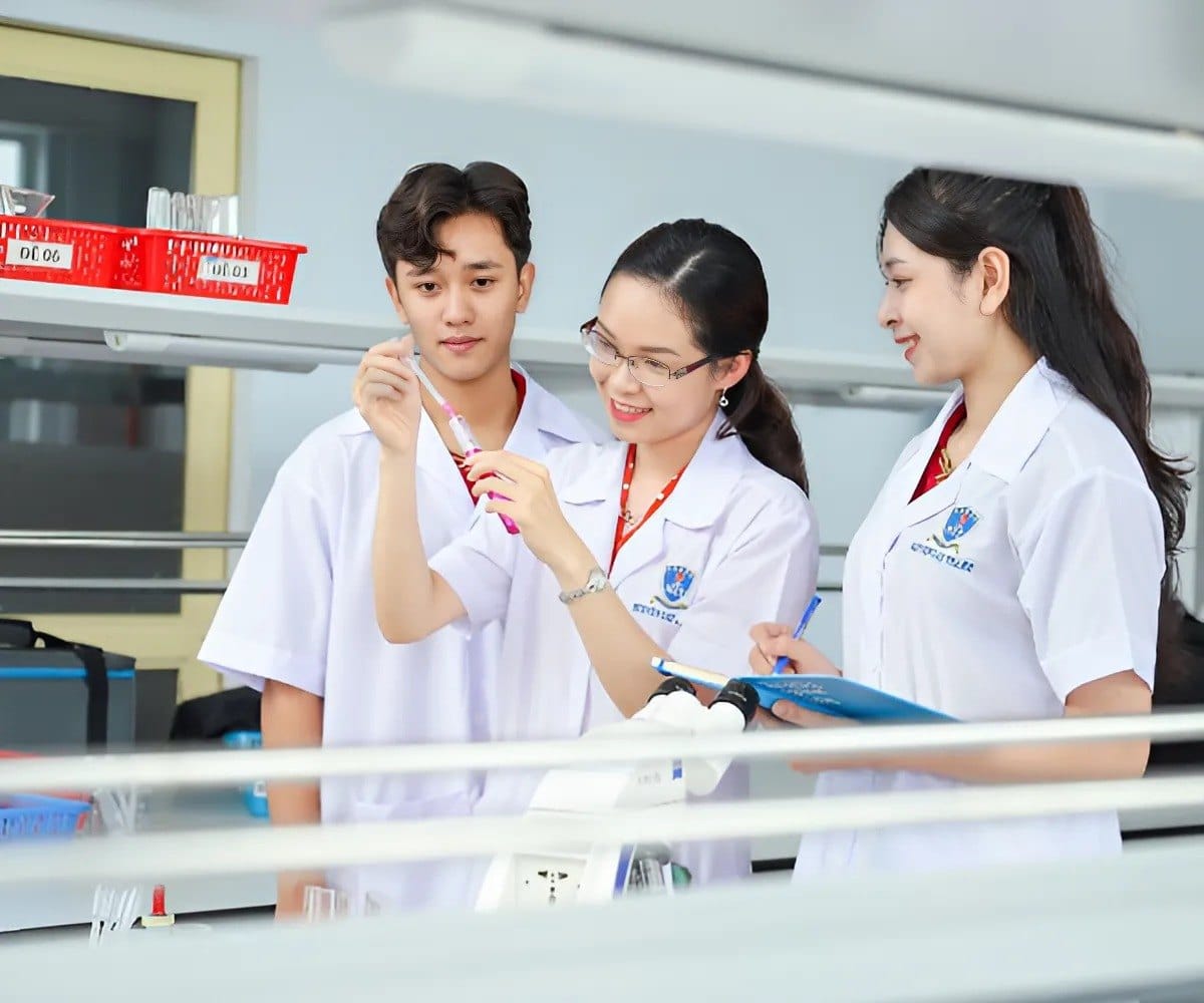 Đồng phục áo blouse dành cho các ngành khoa học, y sinh
