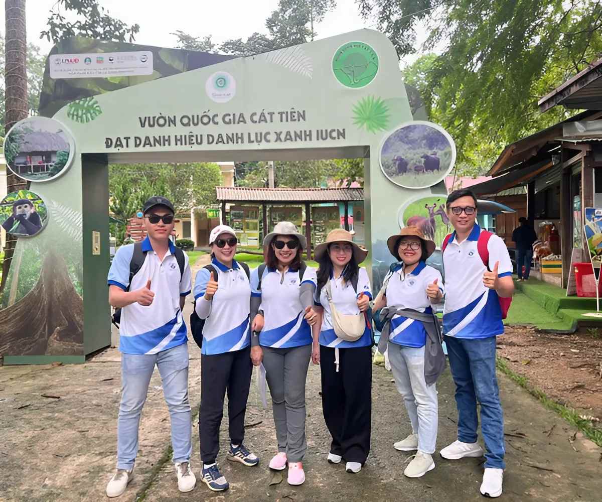 Khách hàng diện áo đồng phục do Nhất Khoa sản xuất