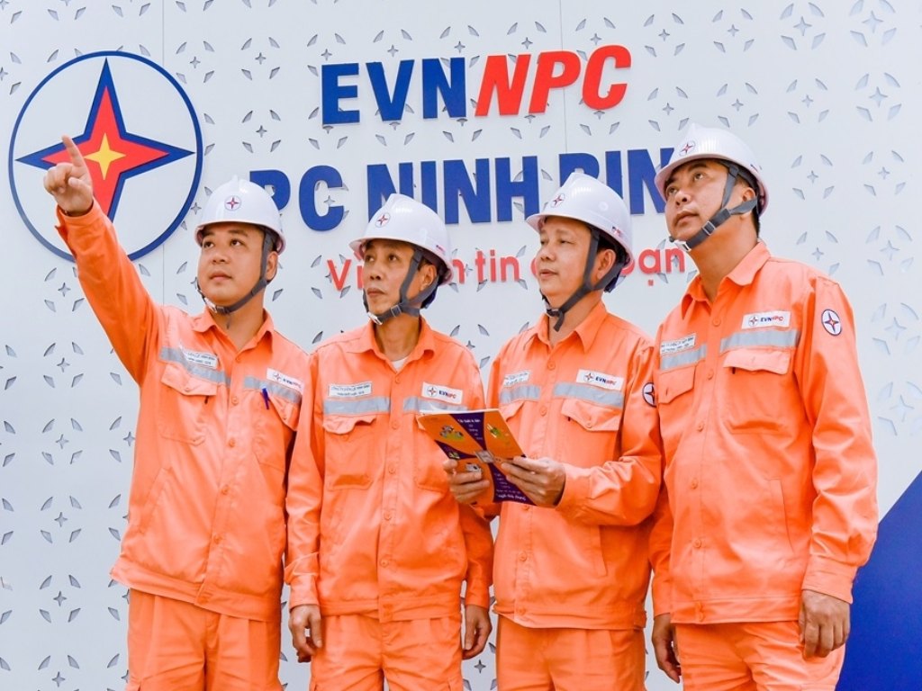 Áo đồng phục của EVN luôn thêu logo nổi bật ở ngực trái