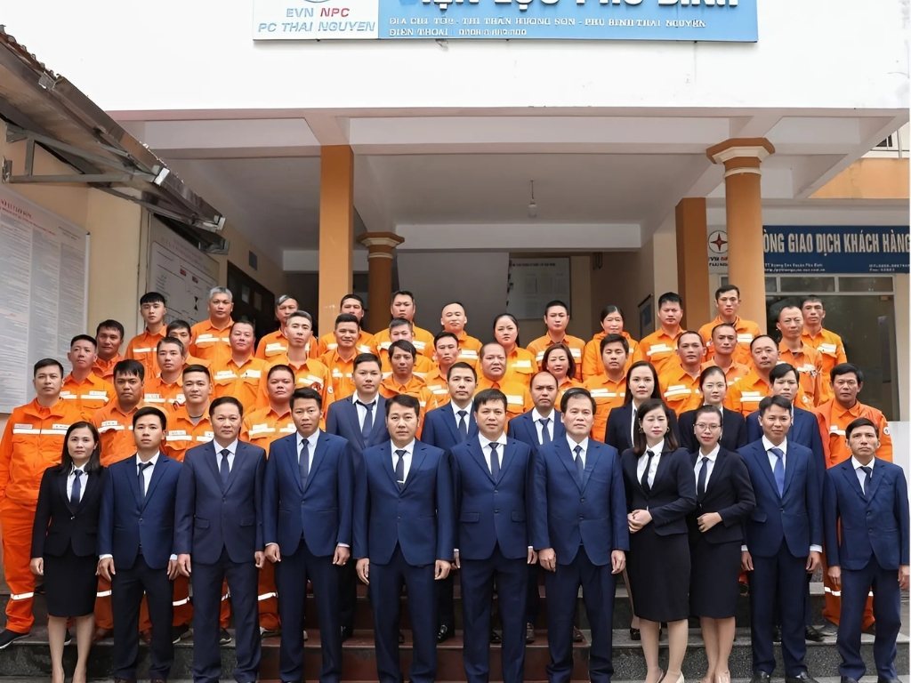 Kiểu dáng áo đồng phục EVN phải thống nhất theo từng cấp bậc công việc
