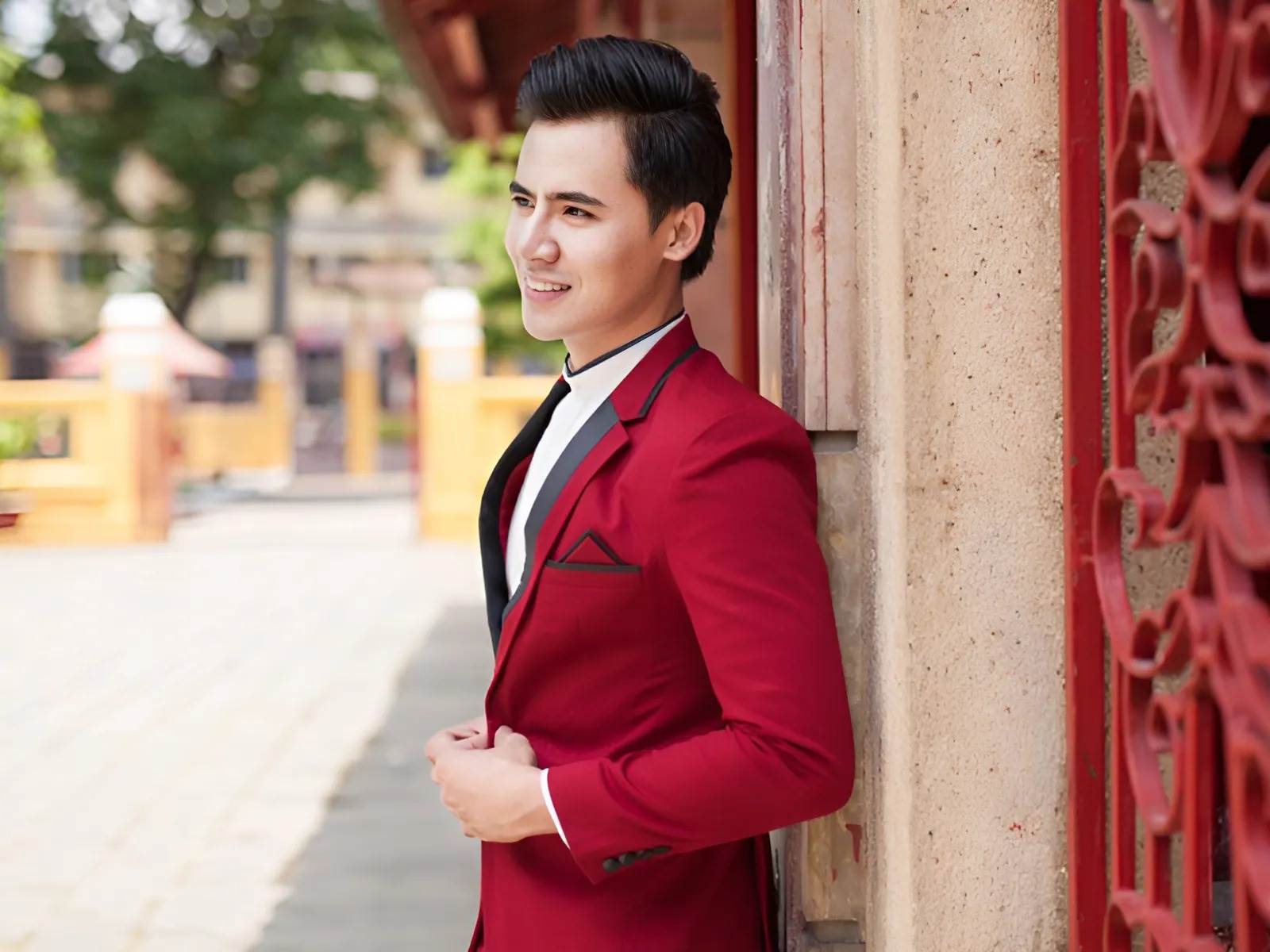 Áo khoác vest phù hợp để đi chúc Tết, viếng lễ chùa