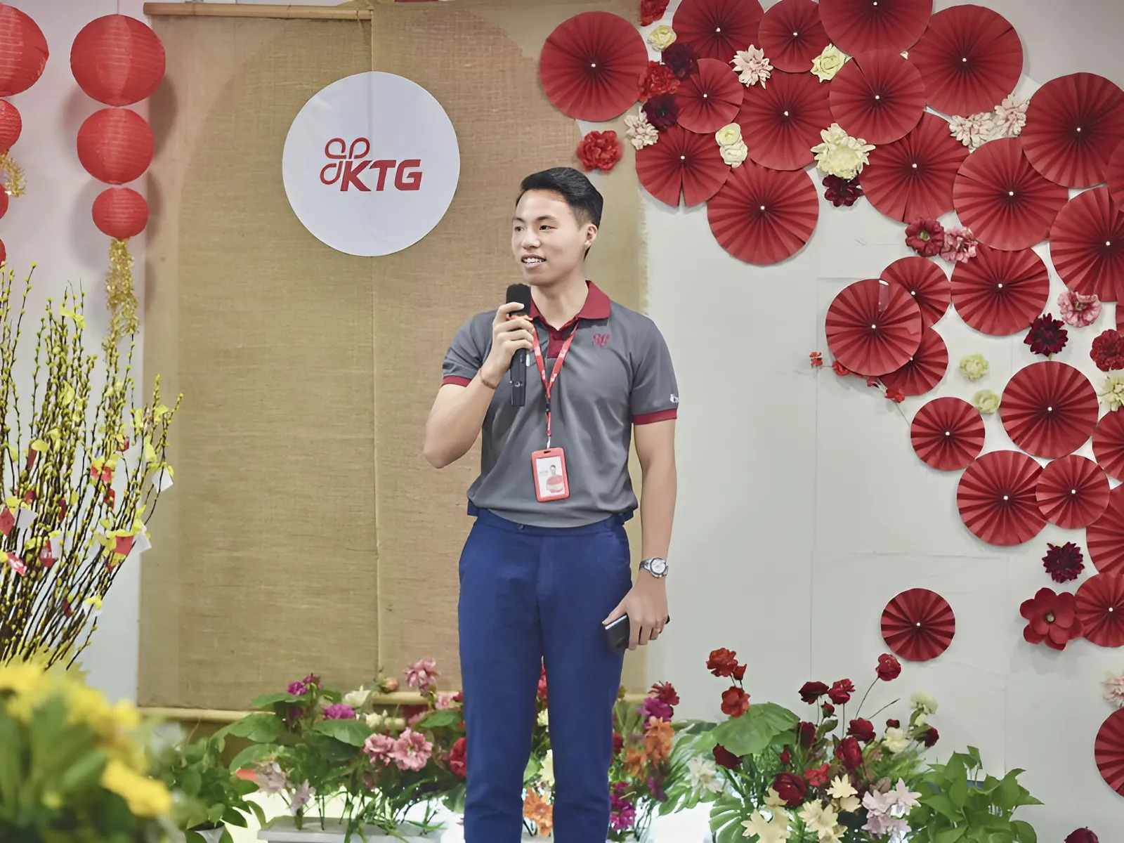 Nhân viên Công ty KTG thoải mái khi diện áo polo đồng phục của Nhất Khoa