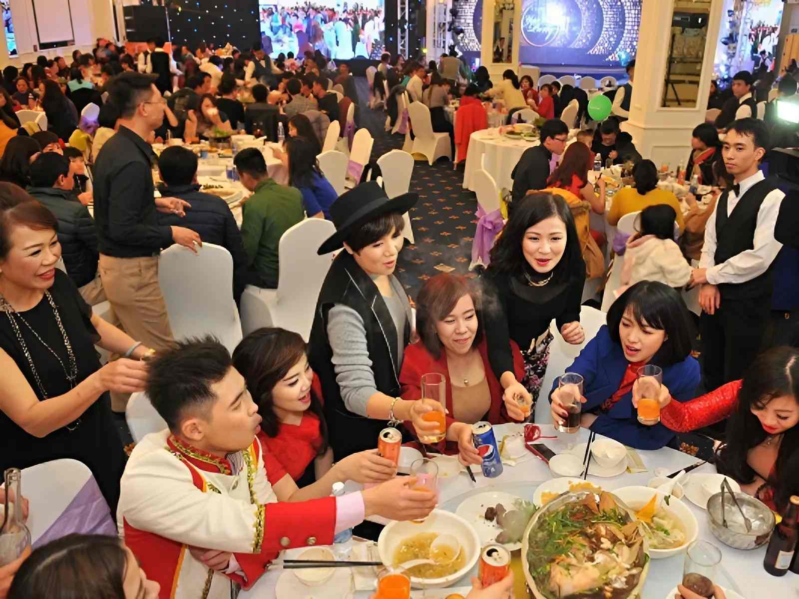Tiệc tất niên là dịp cùng nhau nhìn lại một năm đã qua
