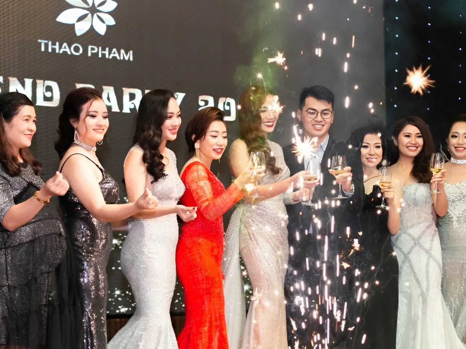 Tiệc tất niên sang trọng như một dạ tiệc cũng là ý tưởng độc đáo