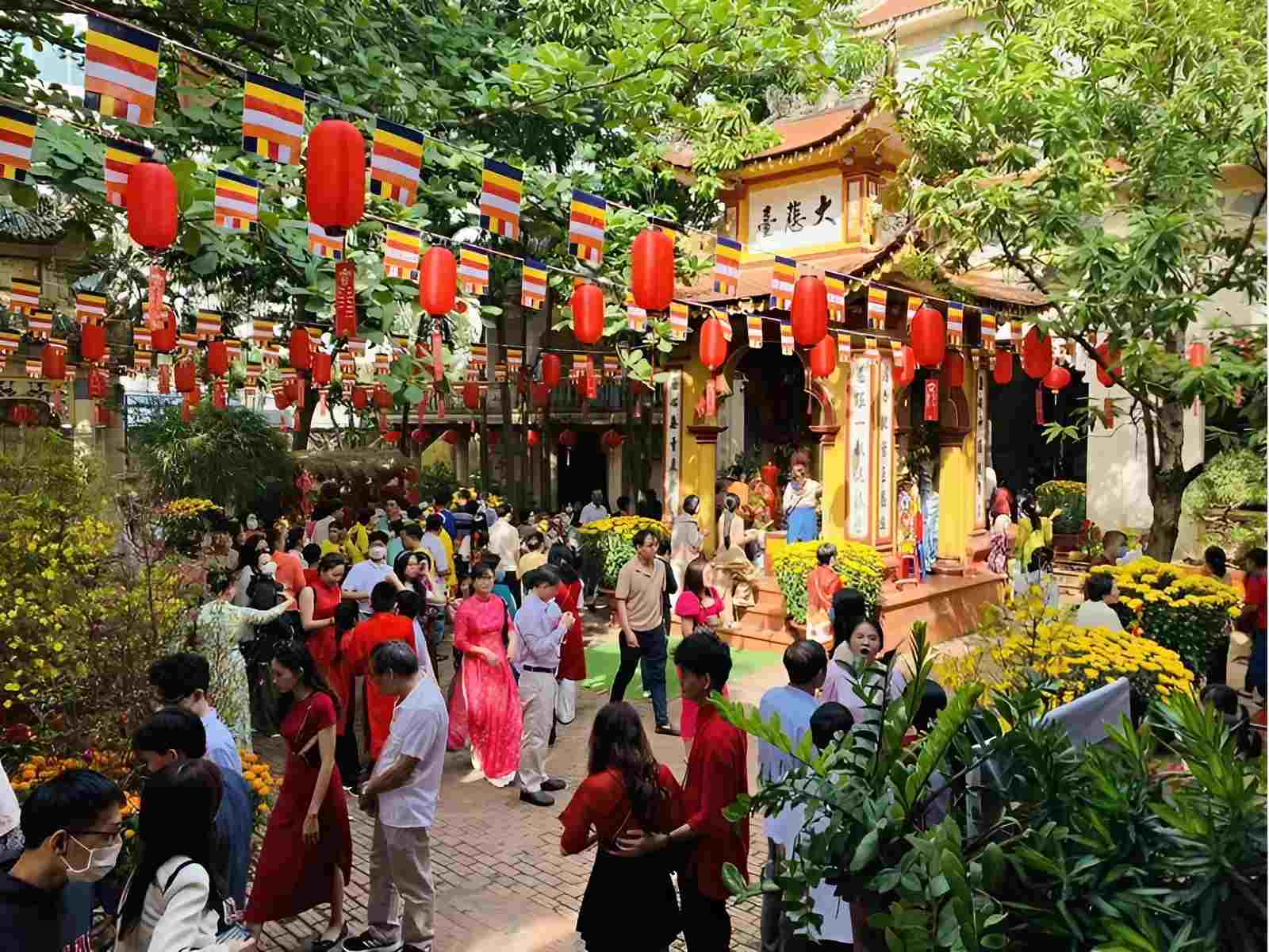 Đi chùa đầu năm để cầu may mắn cho năm mới