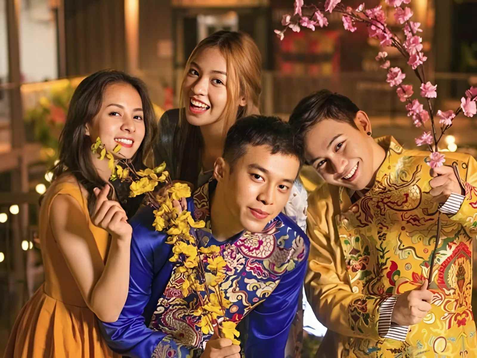 Vui chơi cũng bạn bè là hoạt động không thể thiếu trong ngày Tết