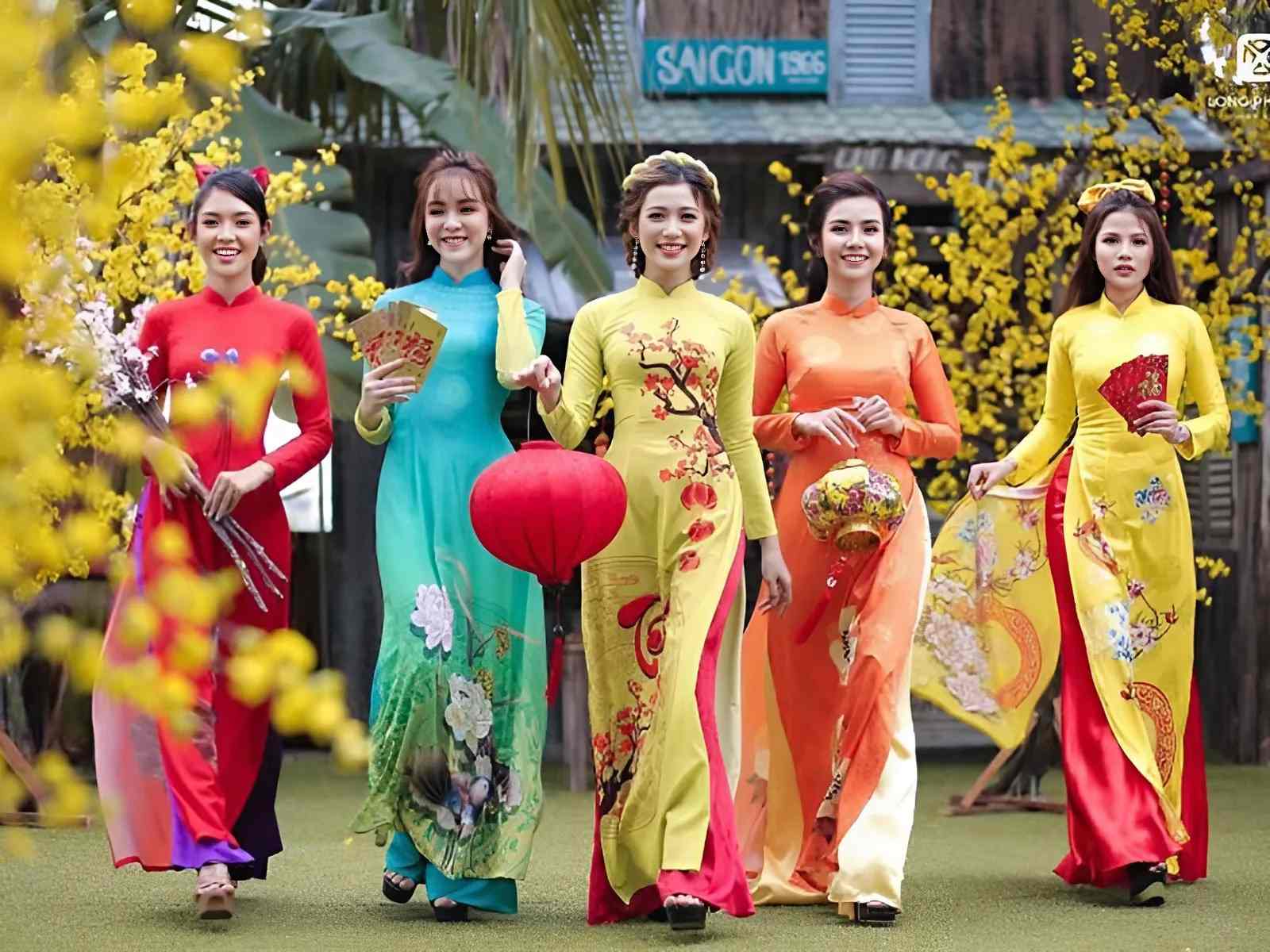 Trang phục Tết nhiều màu sắc tô điểm ngày xuân thêm lung linh