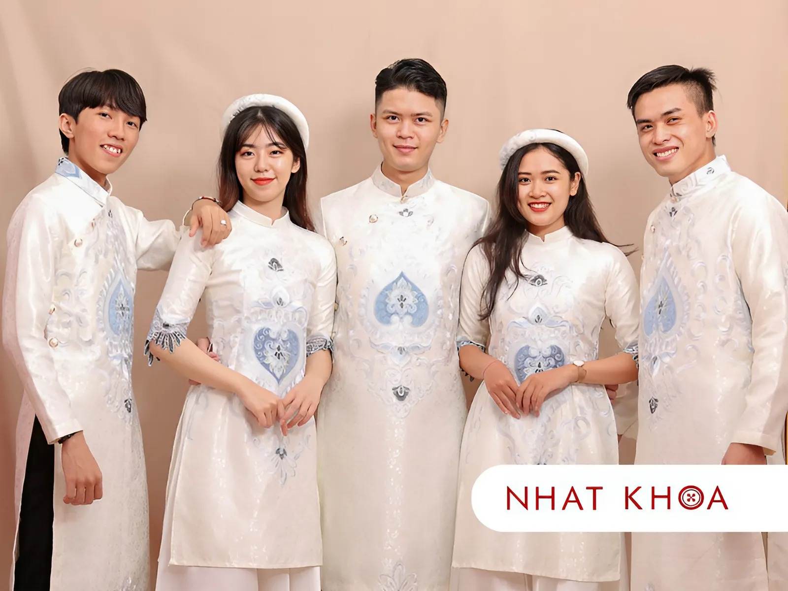 Vì Sao Áo Dài Ngày Tết Kiểu Cách Tân Được Yêu Thích?