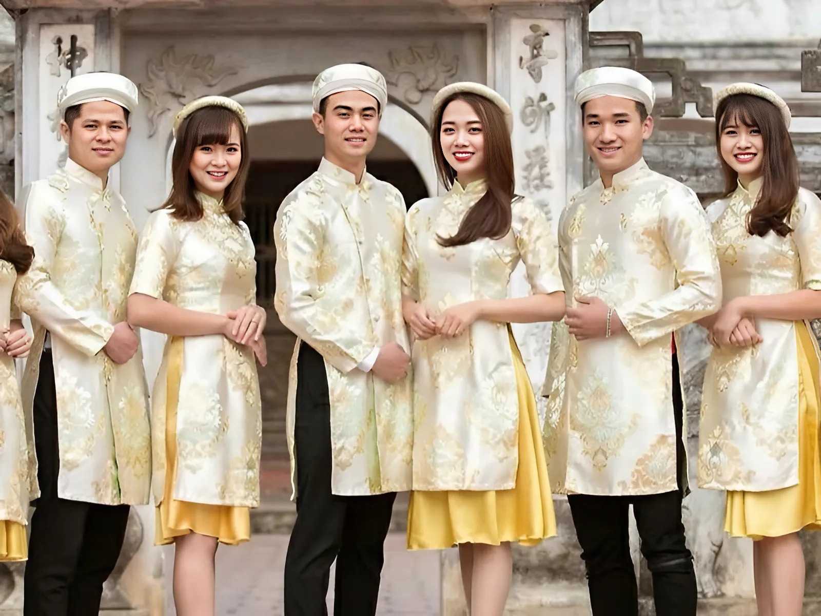 Bạn có thể phối quần tây, chân váy với áo dài ngày Tết cách tân