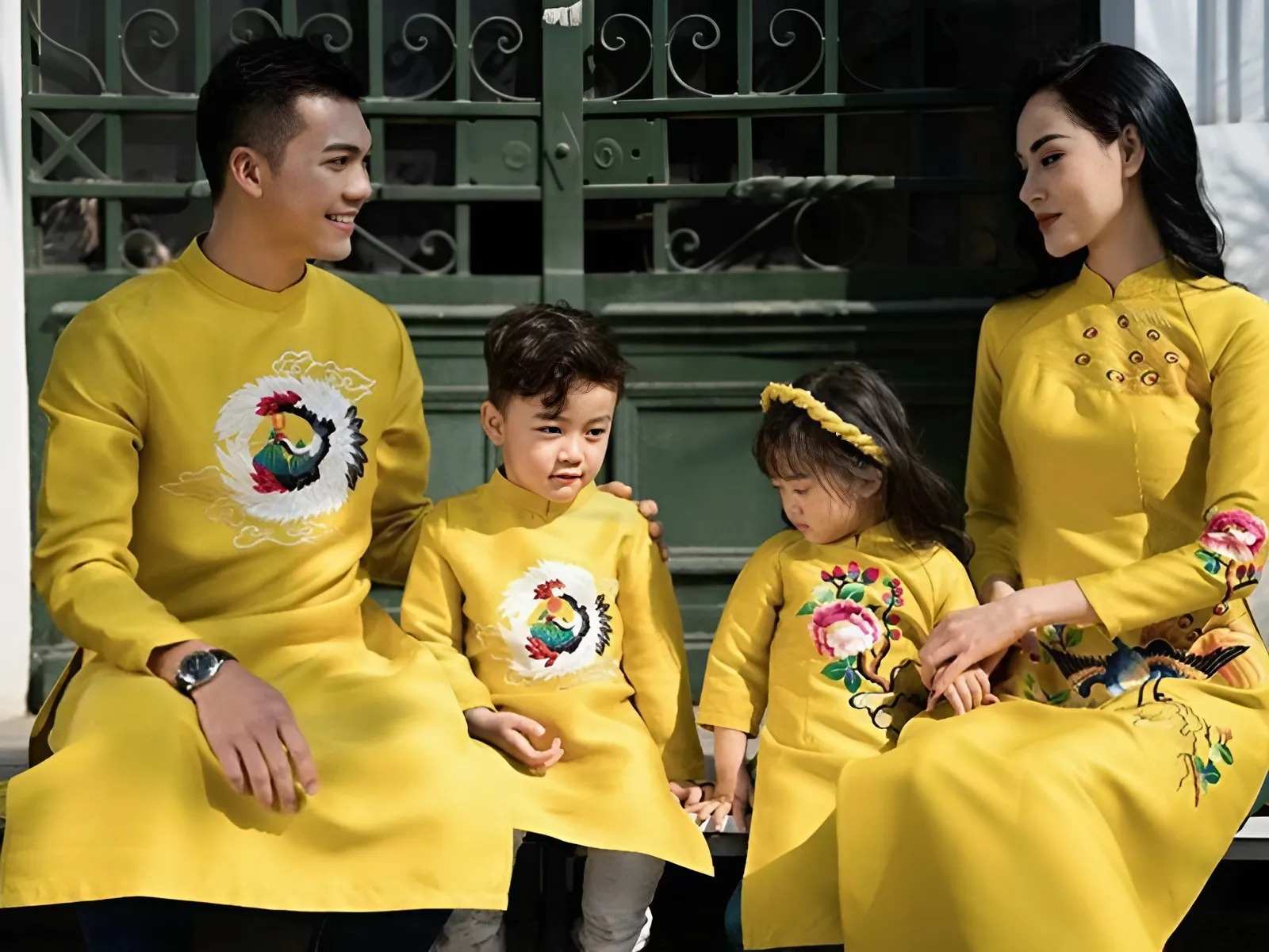 Áo dài ngày Tết màu vàng biểu trưng cho tài lộc, phú quý