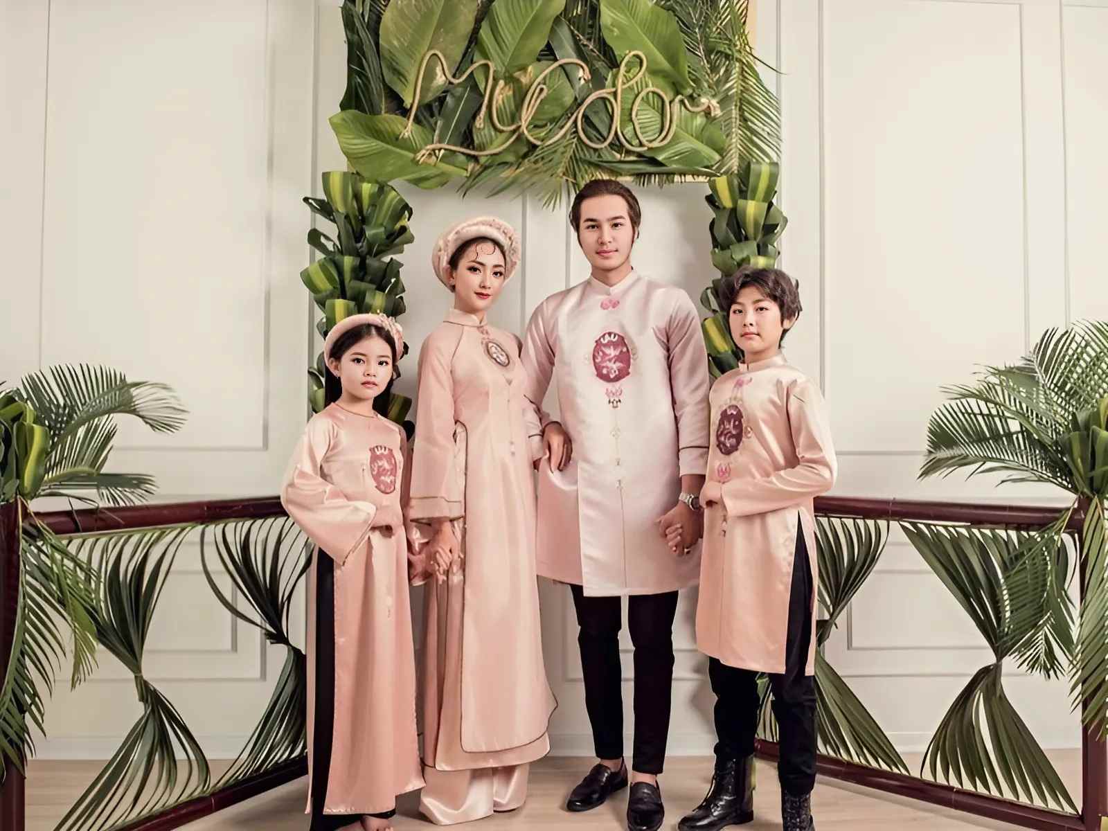 Áo dài màu hồng đắm thắm, nền nã, thanh tao