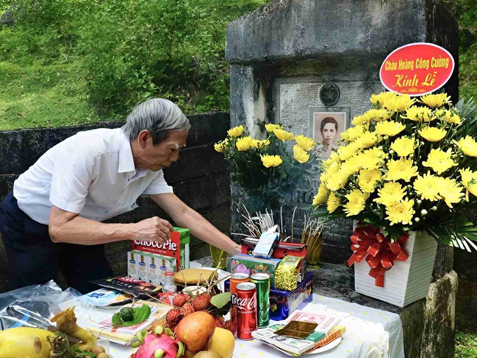 Thăm viếng mộ tổ tiên để bày tỏ lòng biết ơn sâu sắc