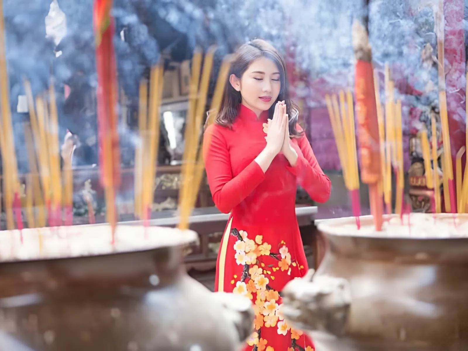 Đi chùa cầu an cho ba mẹ là viêc làm ý nghĩa vào ngày Tết Vu Lan