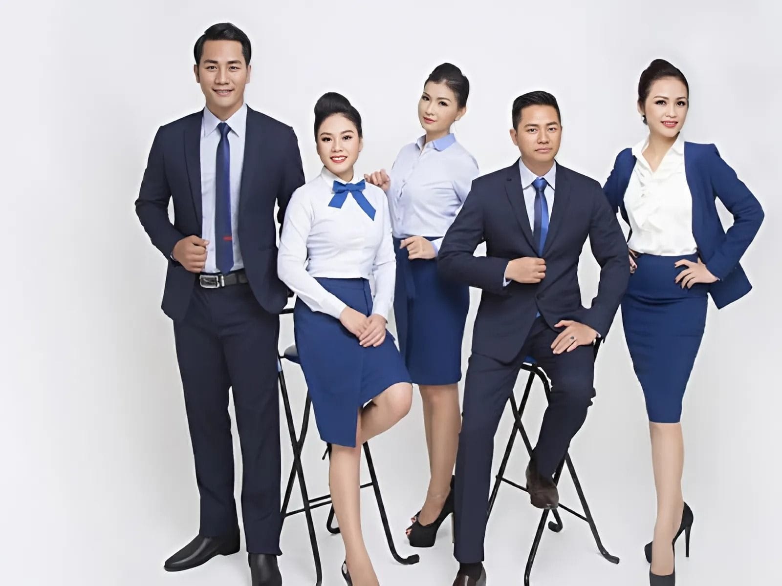 Màu sắc đồng phục văn phòng cũng cần sự hài hòa và đồng bộ