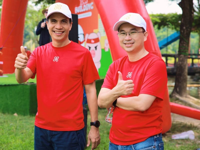 Áo thun cổ tròn của Nhất Khoa được diện tại một sự kiện teambuilding