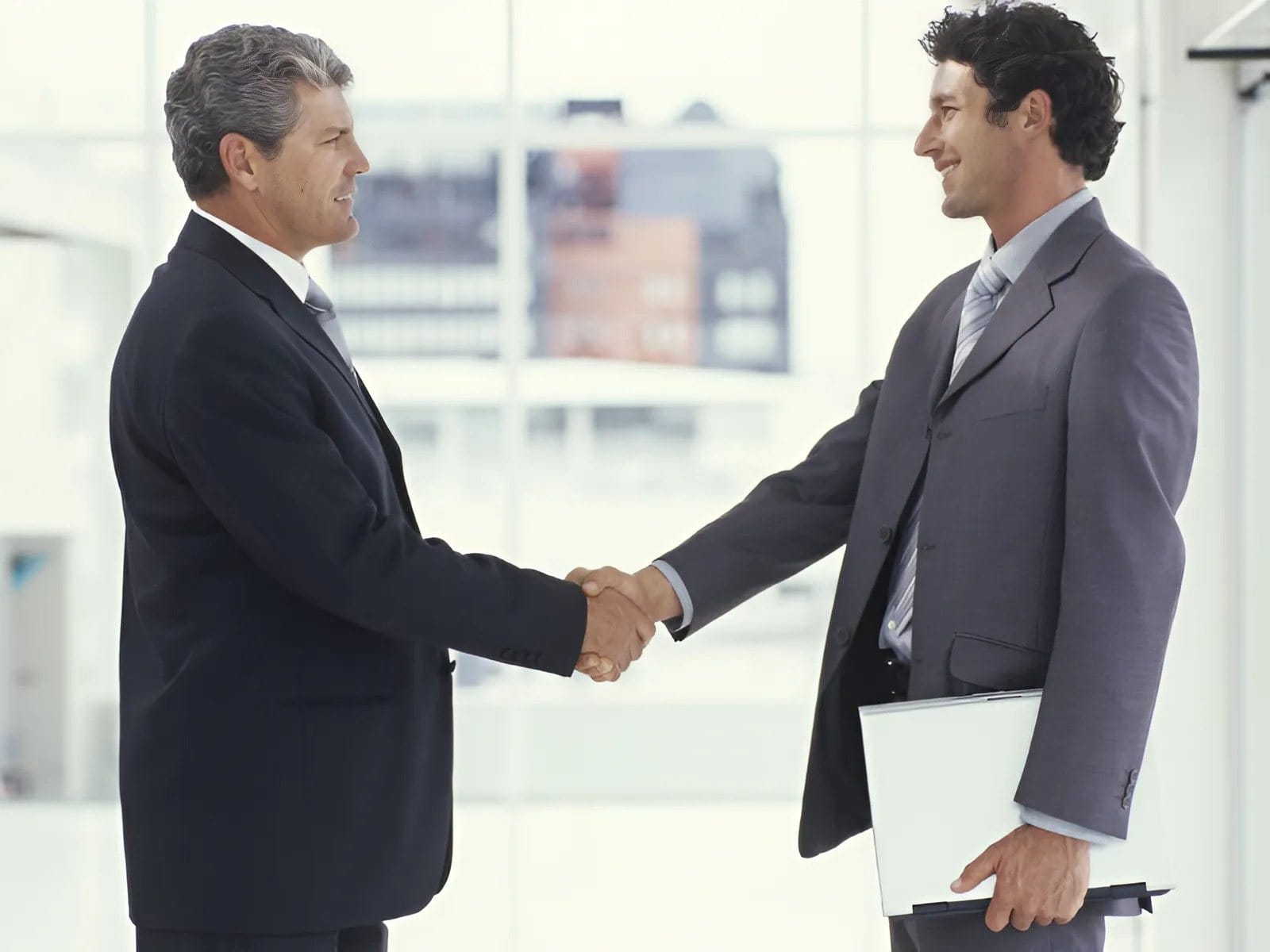 Trang phục chuyên nghiệp giúp bạn tạo ấn tượng tốt với khách hàng và đối tác