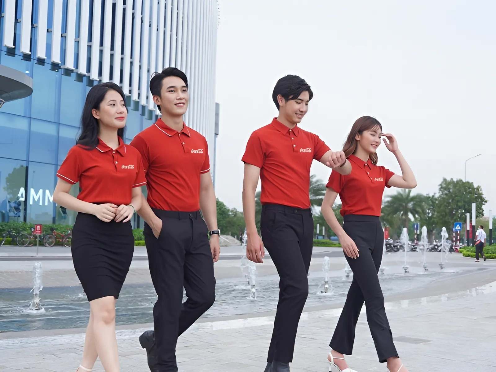 Đồng phục văn phòng màu đỏ nổi bật