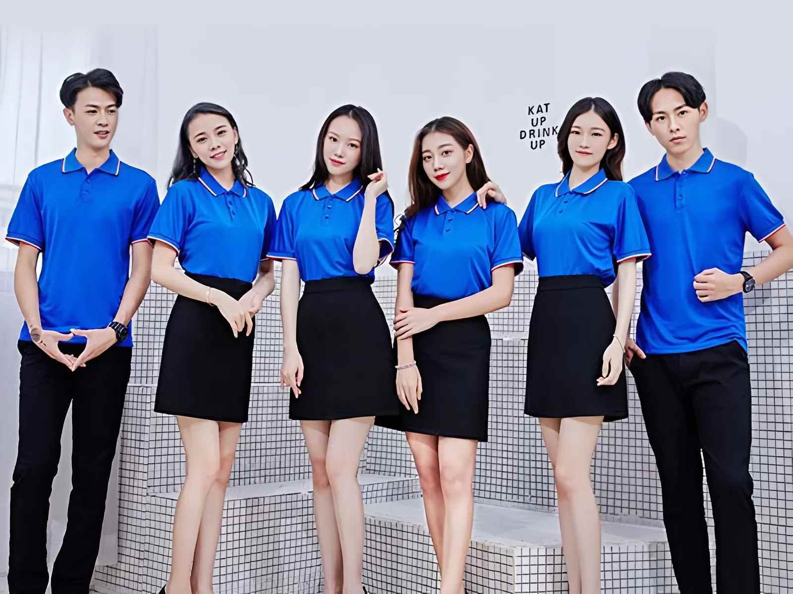 Đồng phục màu xanh dễ chịu và thu hút