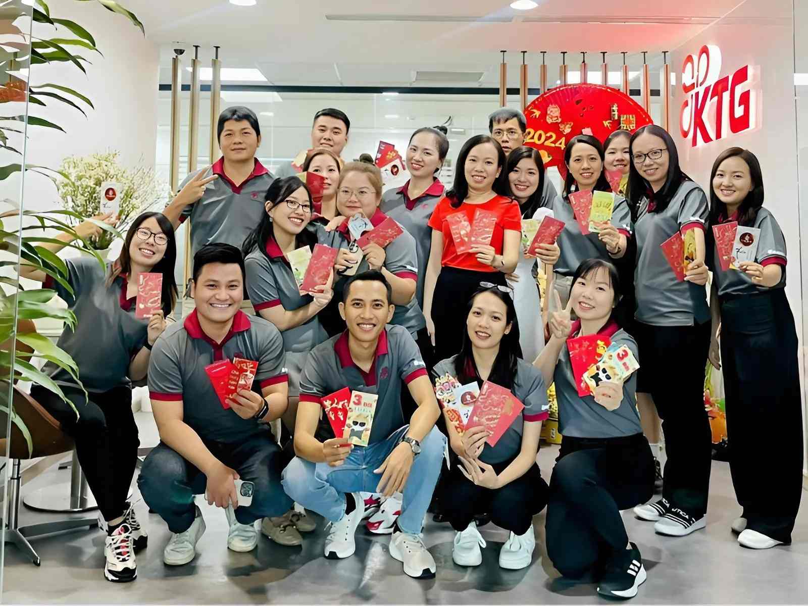 Áo đồng phục của Nhất Khoa được nhân viên công ty KTG diện