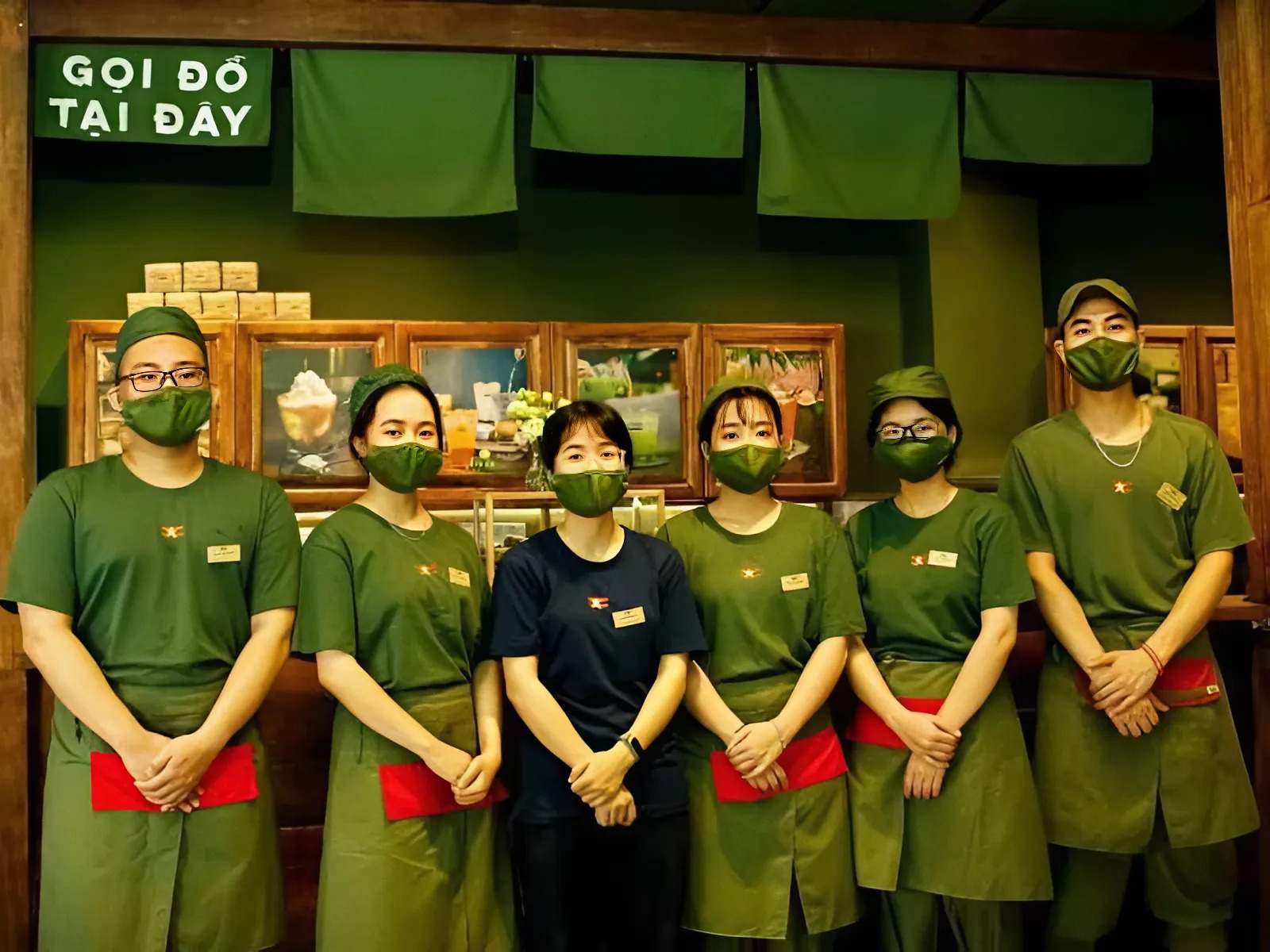 Nón đồng phục Cộng Cà phê có màu xanh đồng bộ