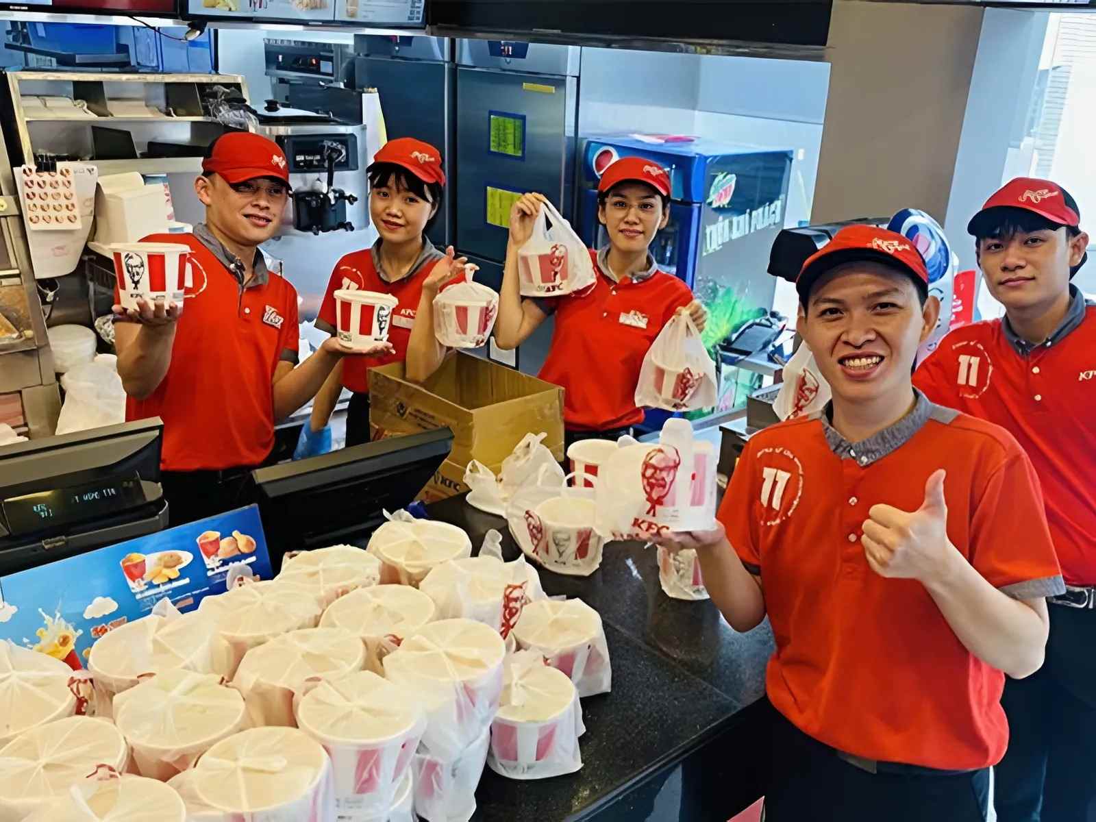 Nón đồng phục KFC kết hợp hai màu đen và đỏ